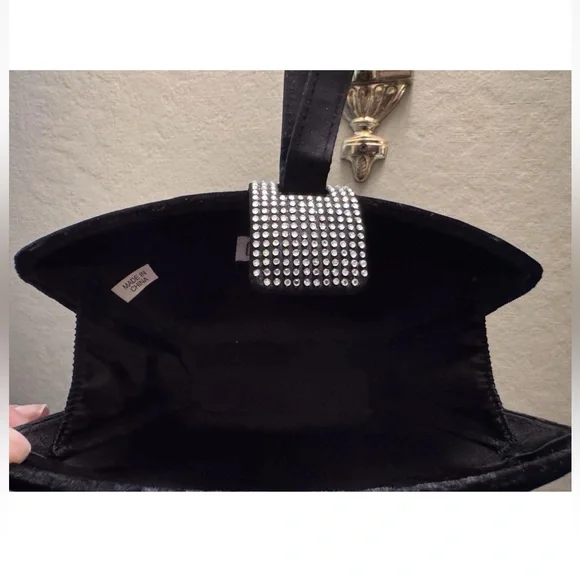 Black Velvet Evening Bag with Rhinestone Clasp, La Regale brand NWOT - Picture 3 of 3